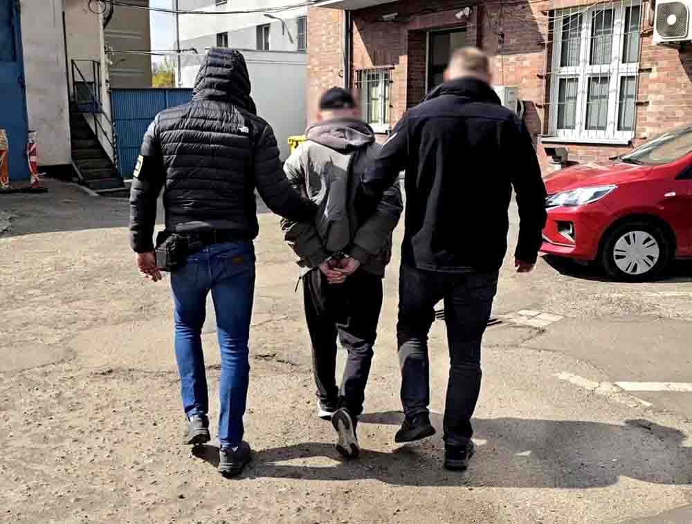 Medycy pomagali 33-latkowi, ale ich zaatakował i kopał. Miał 3,5 promila alkoholu