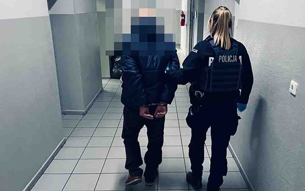 Złodziej powiedział domownikom, iż jest głodny. Uwierzyli