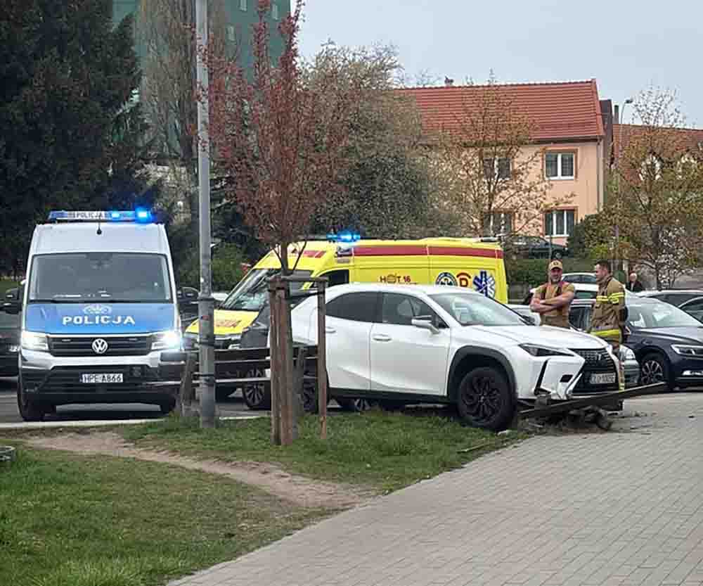 Zielona Góra. Niecodzienny wypadek podczas parkowania (ZDJĘCIA CZYTELNIKA)