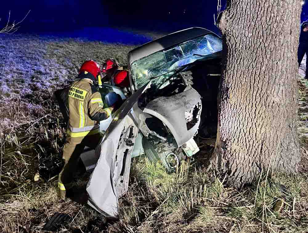 Piła. Śmiertelny wypadek, nie żyje jedna osoba. Volkswagen uderzył w drzewo