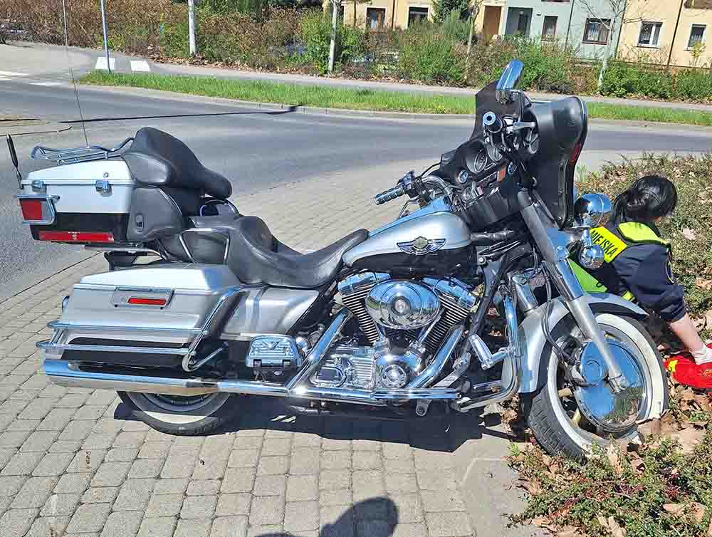 Poznań. Poważny wypadek. Mężczyzna przyciśnięty 400-kilogramowym motocyklem