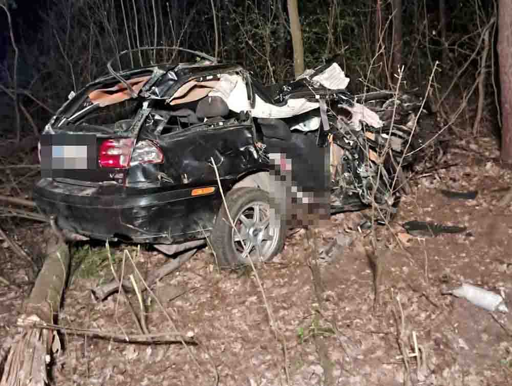 Śmiertelny wypadek. Nie żyje 19-latek, uderzył w drzewo. Nie miał prawa jazdy   