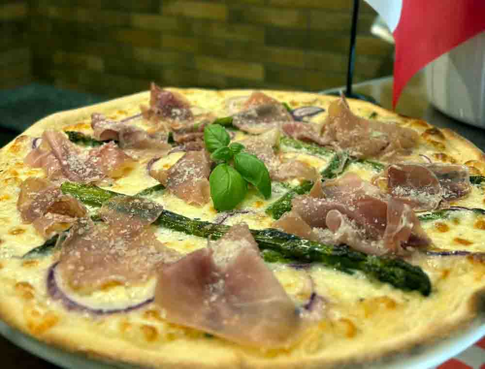 Zielona Góra. Odkryj i spróbuj sezonową pizzę ze szparagami z Pizzerii Roma (RECENZJA)