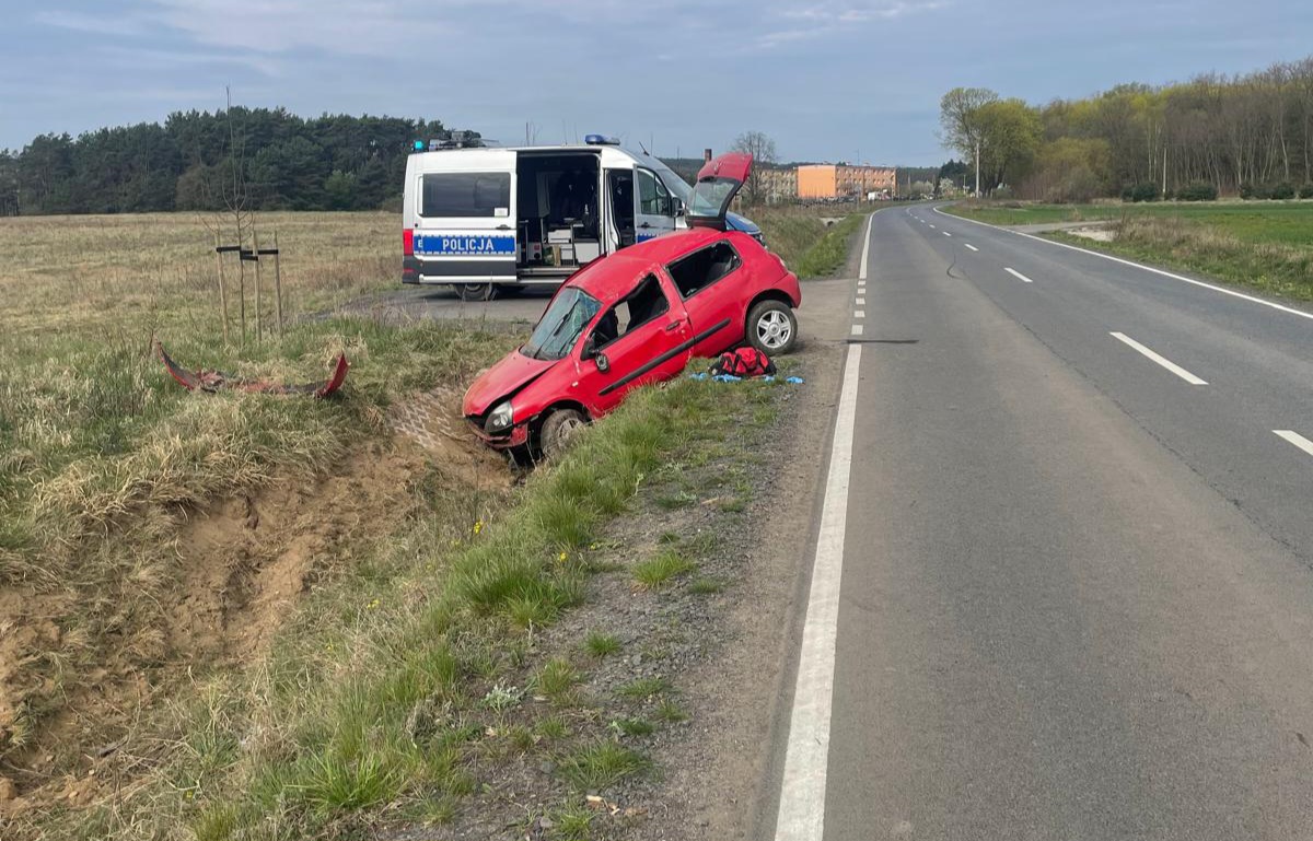 Wypadek pod Zieloną Górą. Renault koziołkowało, kierujący prawo jazdy miał od miesiąca