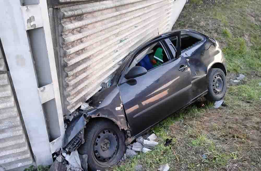 Śmiertelny wypadek na S11 pod Poznaniem. Seat wbił się w betonowe podpory znaków