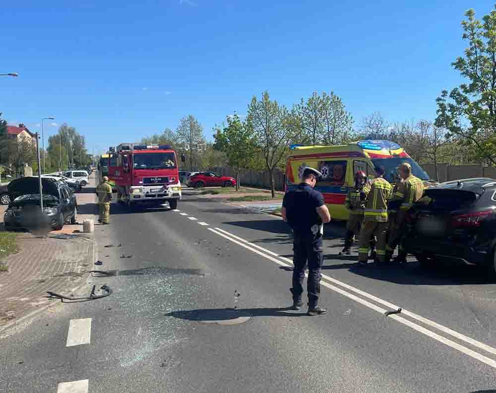 Zielona Góra. Wypadek, zderzenie samochodów, jedna osoba ranna. Sprawca mocno przesadził