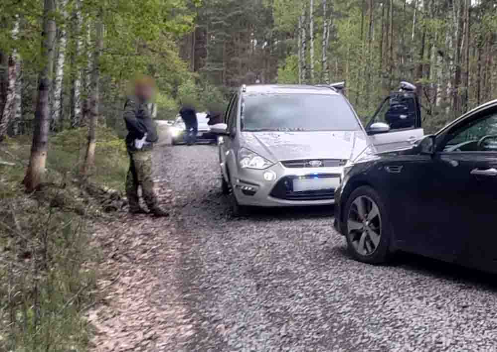 Uciekał z pasażerami nielegalną taxi. Wjechał na poligon. Grozi mu 22 tys. grzywny