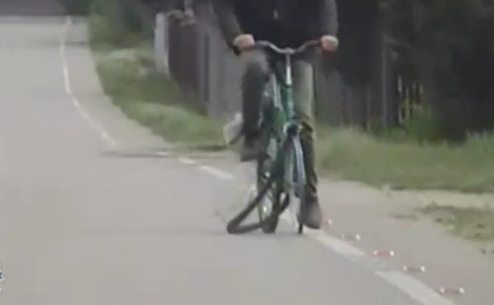 Pijany rowerzysta jechał pod prąd… na samej feldze