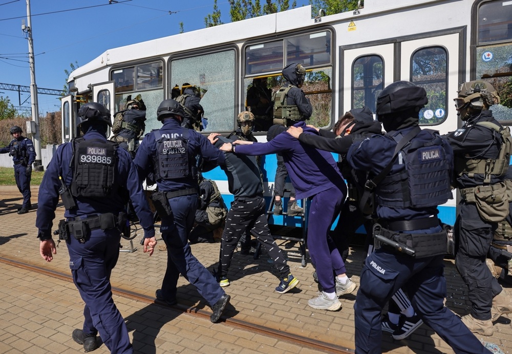 Symulacja ataku na tramwaj. Służby trenowały w ekstremalnych warunkach