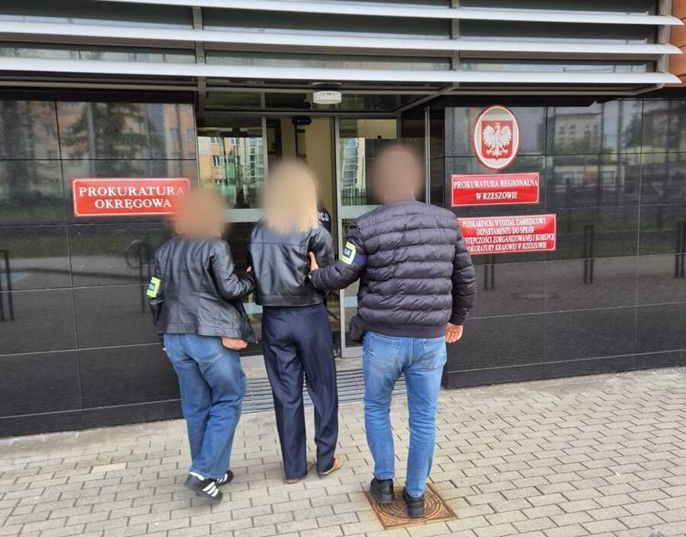Milion złotych zniknął z kont klientów. Pracownica banku z zarzutami