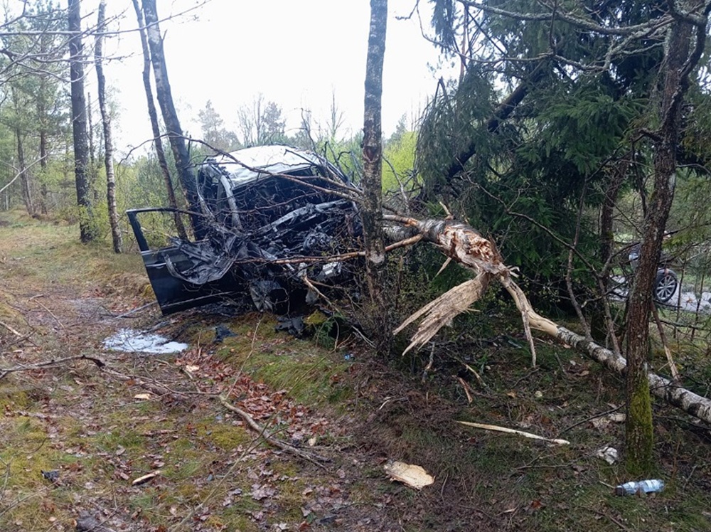 15-latek zabrał auto rodziców i rozbił je na drzewach. Samochód stanął w ogniu