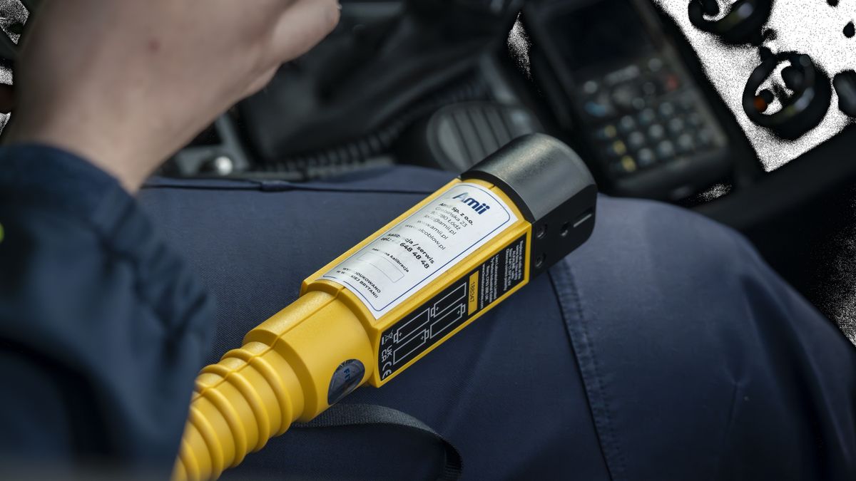 Spowodował kolizję i uciekł. Przyszedł sam do komendy, bo wiedział, iż policjanci i tak go znajdą. Był pijany