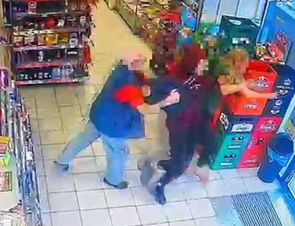 Ukradł 30 batonów i zaatakował pracownicę sklepu. 25-latek zatrzymany przez policję