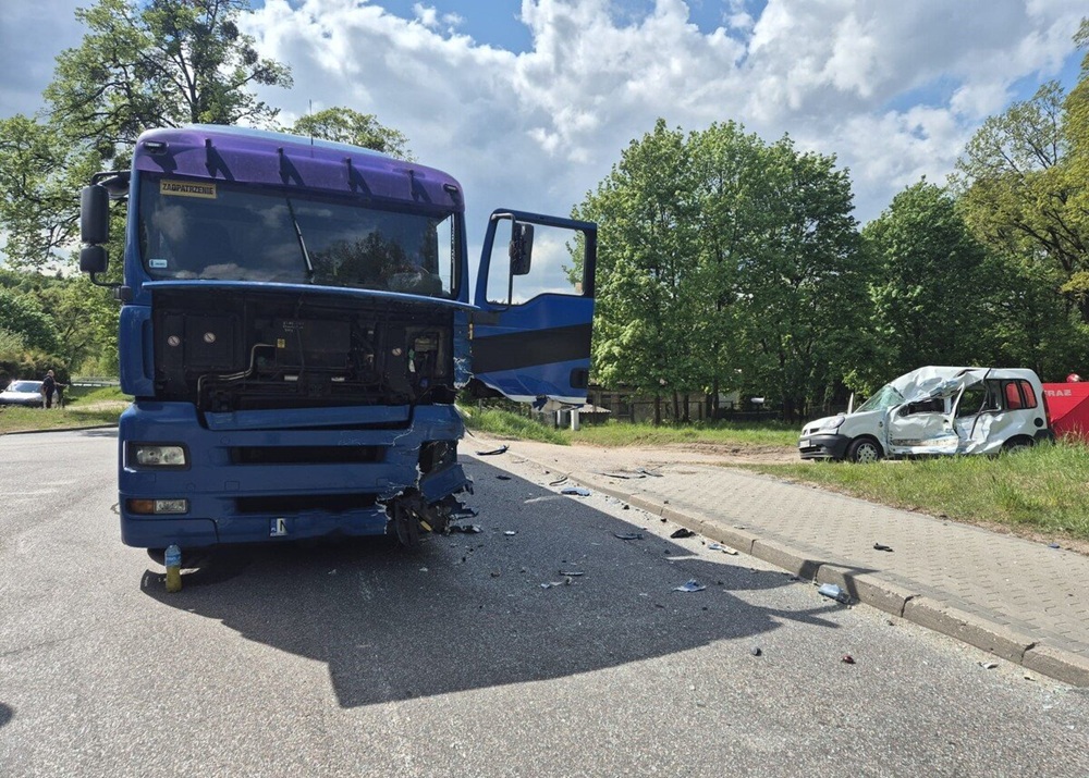 Śmiertelny wypadek. Renault wjechało pod ciężarówkę