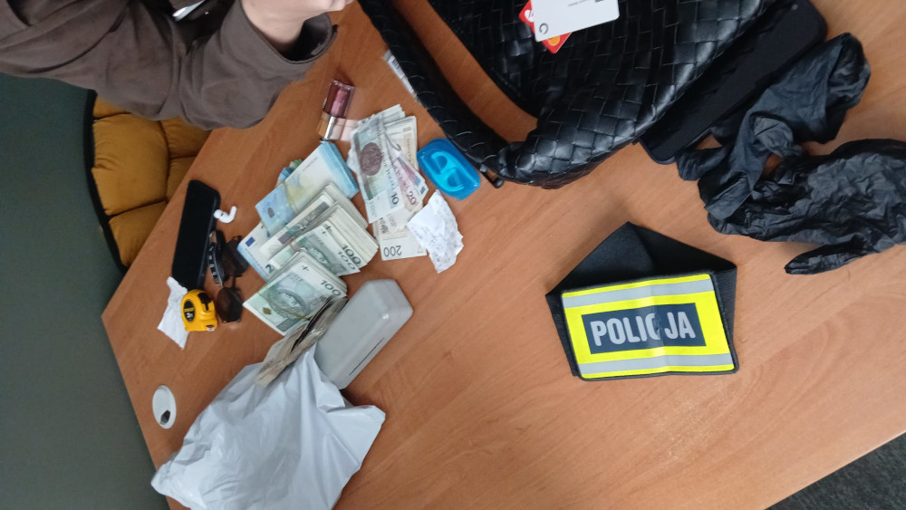 Rozbili grupę oszustów „na pracownika banku”. Zabezpieczono miliony i Porsche