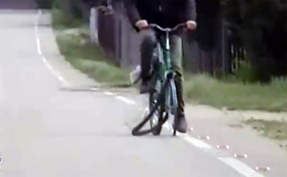 Jechał pijany na rowerze na feldze. Nie zauważył, iż spadła dętka (FILM)
