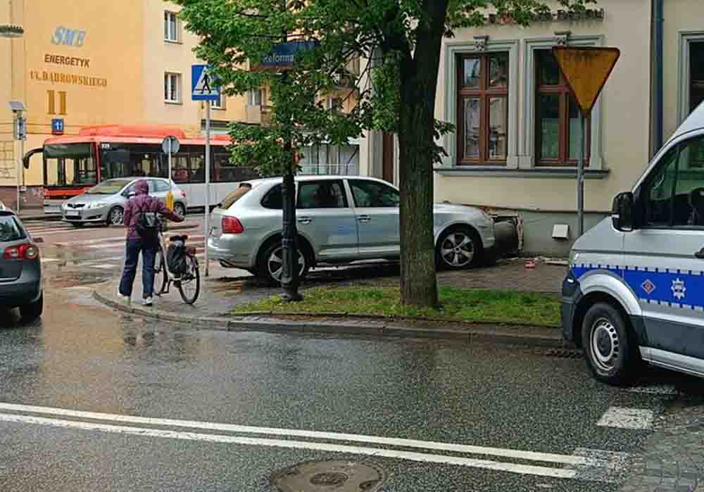 Pijany uderzył Porsche w ścianę domu. Idzie do więzienia i zapłaci równowartość samochodu