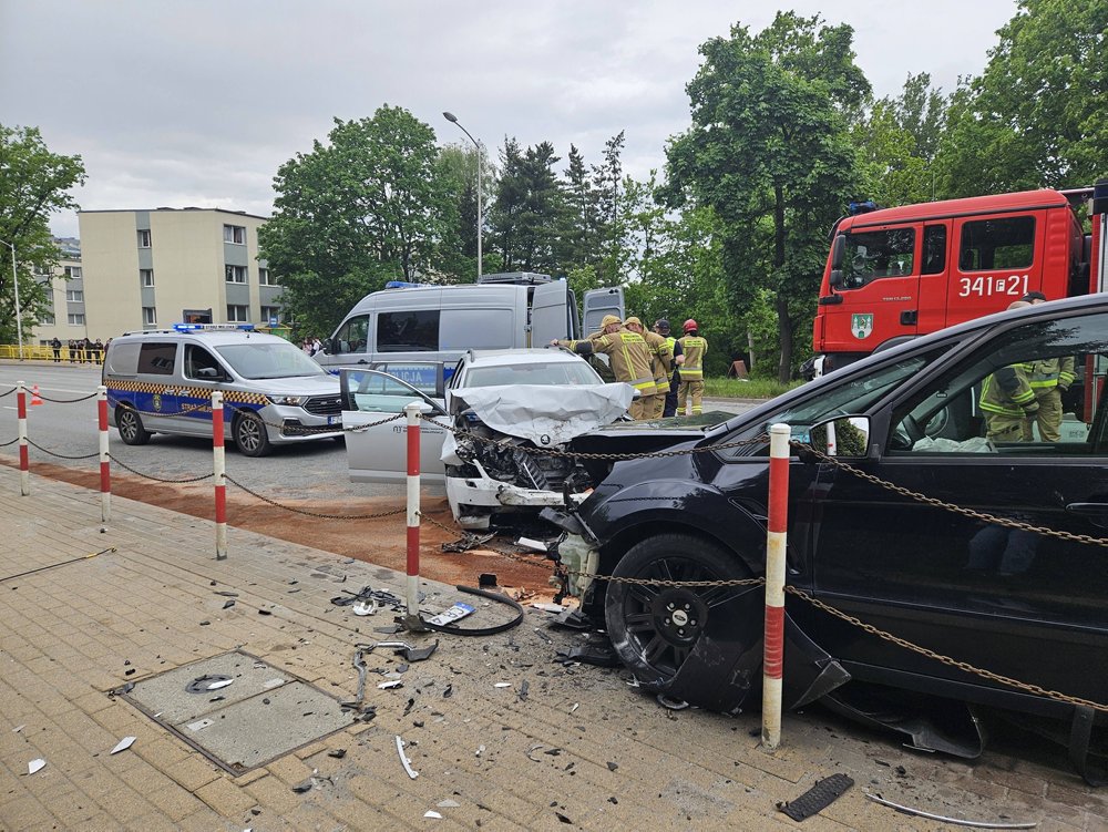 Zielona Góra. Osoba dorosła i dziecko ranni, ze złamaniami po wypadku. Winny kierujący Audi (ZDJĘCIA)