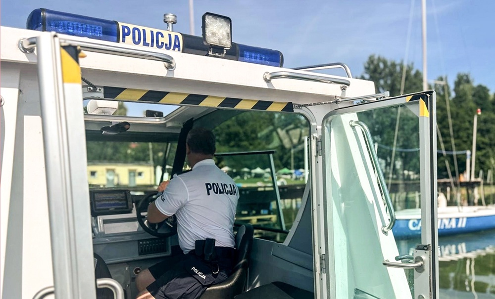 Policjanci patrolują akweny. Apelują o rozwagę podczas wypoczynku nad wodą