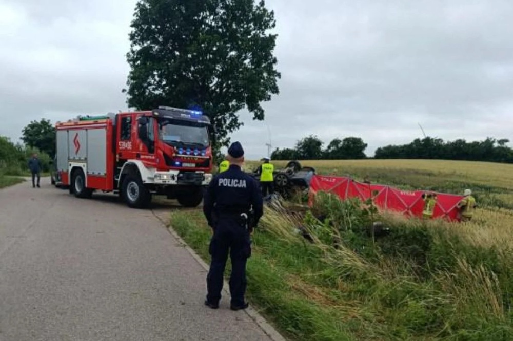 Śmiertelny wypadek. BMW dachując uderzyło w nasyp. Nie żyją cztery osoby, w tym 12-letnia dziewczynka