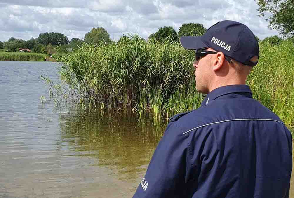 Nowa Sól. Rower i dziecięce ubrania na brzegu jeziora, służby postawione na nogi