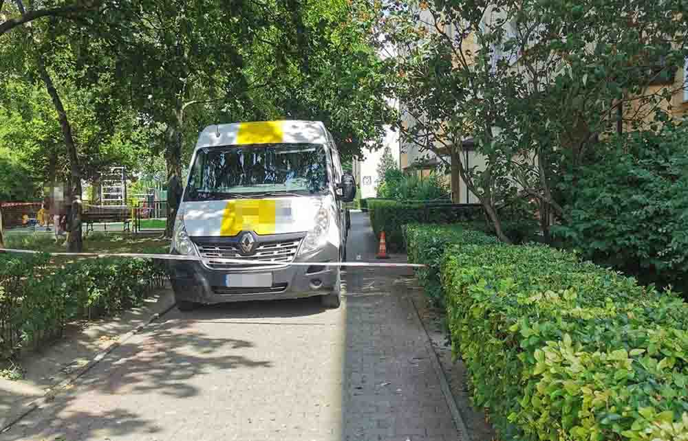 Śmiertelny wypadek. Kurier InPost cofając busem potrącił 70-latkę