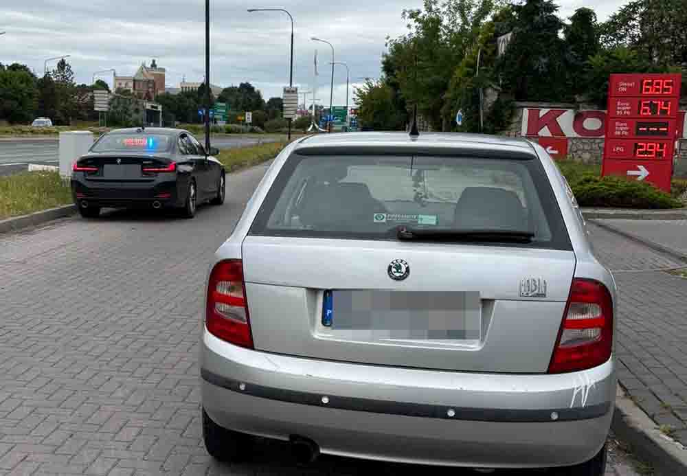 Pijany kierowca Skody zaczął ścigać się z BMW. Nie zauważył, iż to była policja