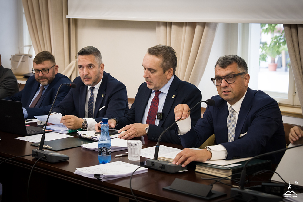 Zielona Góra. Prezydent Pabierowski z votum zaufania i absolutorium. „Drogi, drogi, drogi. To obiecaliśmy i to realizujemy”