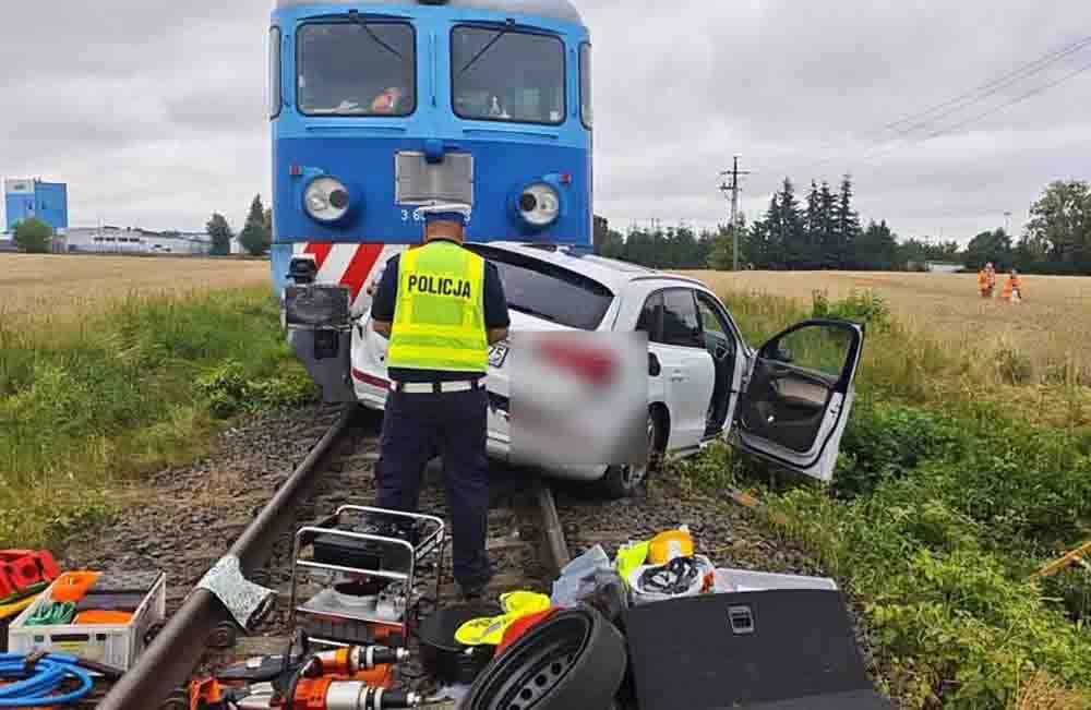 Śmiertelny wypadek w Kiszkowie. Kierujący Audi wjechał pod pociąg