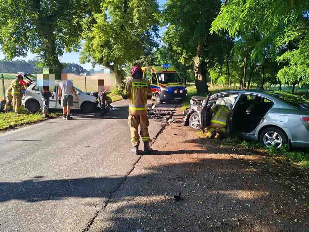 Wielkopolska. Poważny wypadek czołowe zderzenie samochodów, ranne dwie osoby