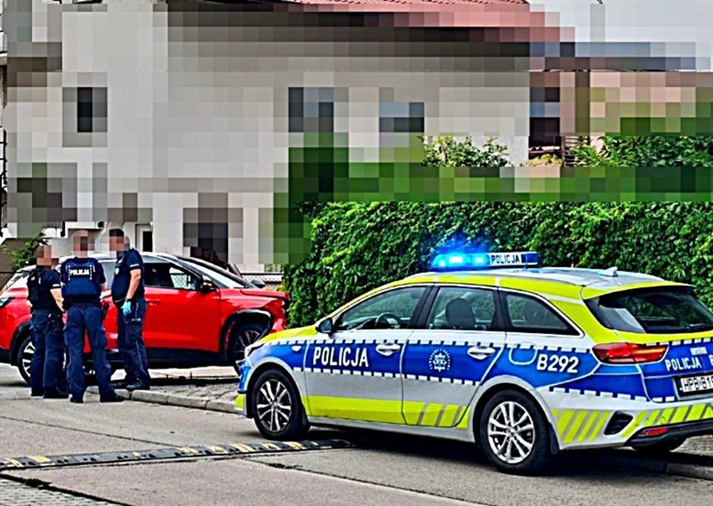 Pijany 26-latek uciekał przed policją ulicami miasta. Zakończył pościg na ogrodzeniu posesji