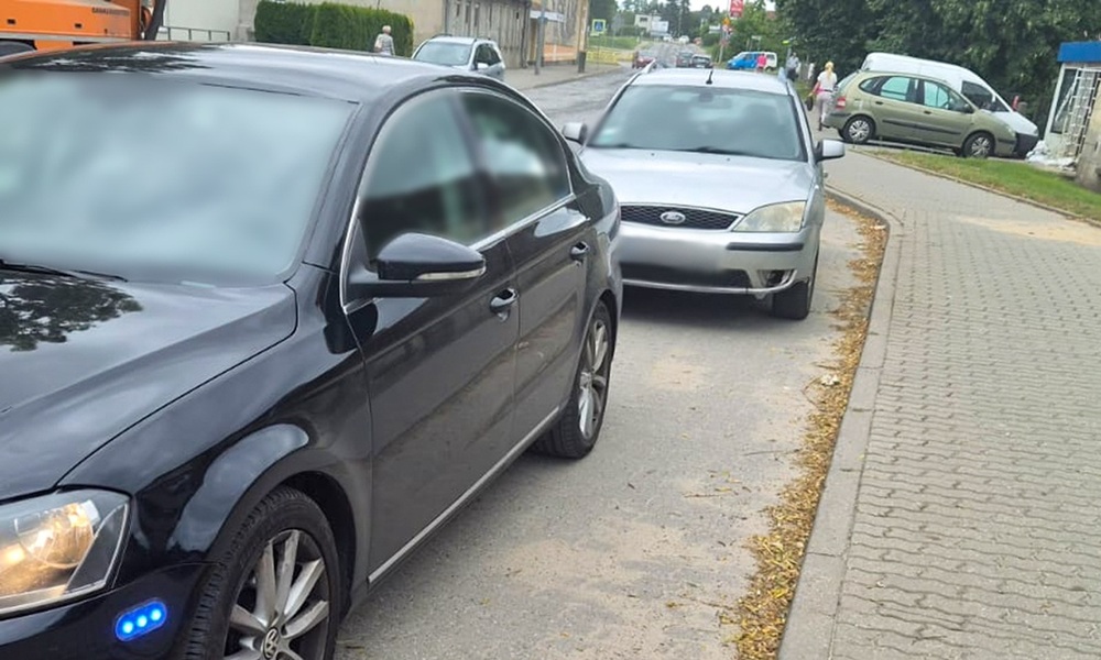 Zamienili się miejscami na widok policji. Oboje nie mieli prawa jazdy