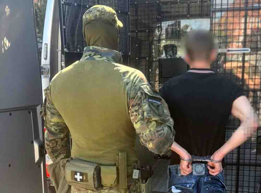 Ukrainiec malował faszystowskie symbole na ogrodzeniu szkoły