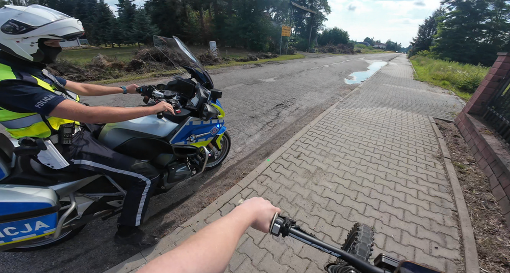 Nastolatek uciekał przed policją i nagrywał pościg kamerą. Odpowie przed sądem rodzinnym