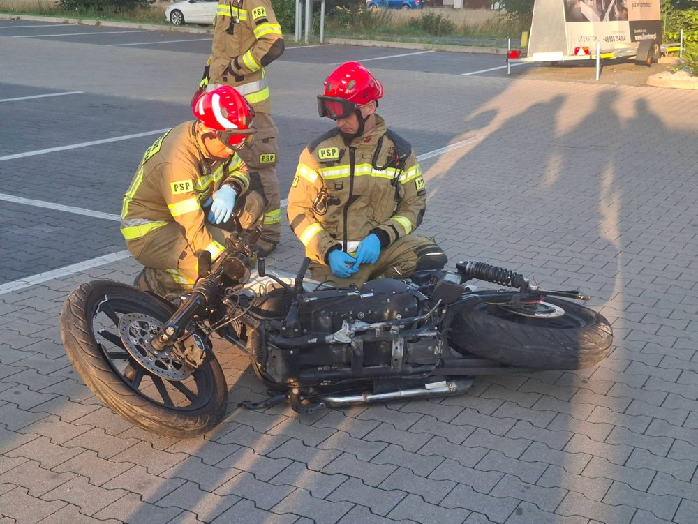 Kościan. Śmiertelny wypadek motocyklisty, uderzył w krawężnik i ławkę (ZDJĘCIA)