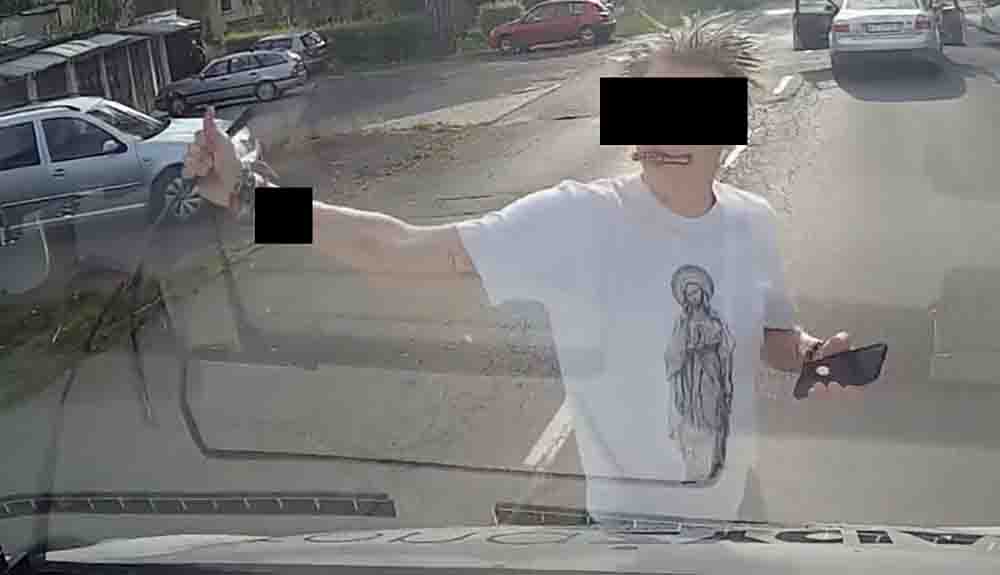 Zielona Góra. Bandyckie zachowanie „społecznika” Kacpra K., który zaatakował, kopał i niszczył furgonetkę. Sprawą zajmuje się policja