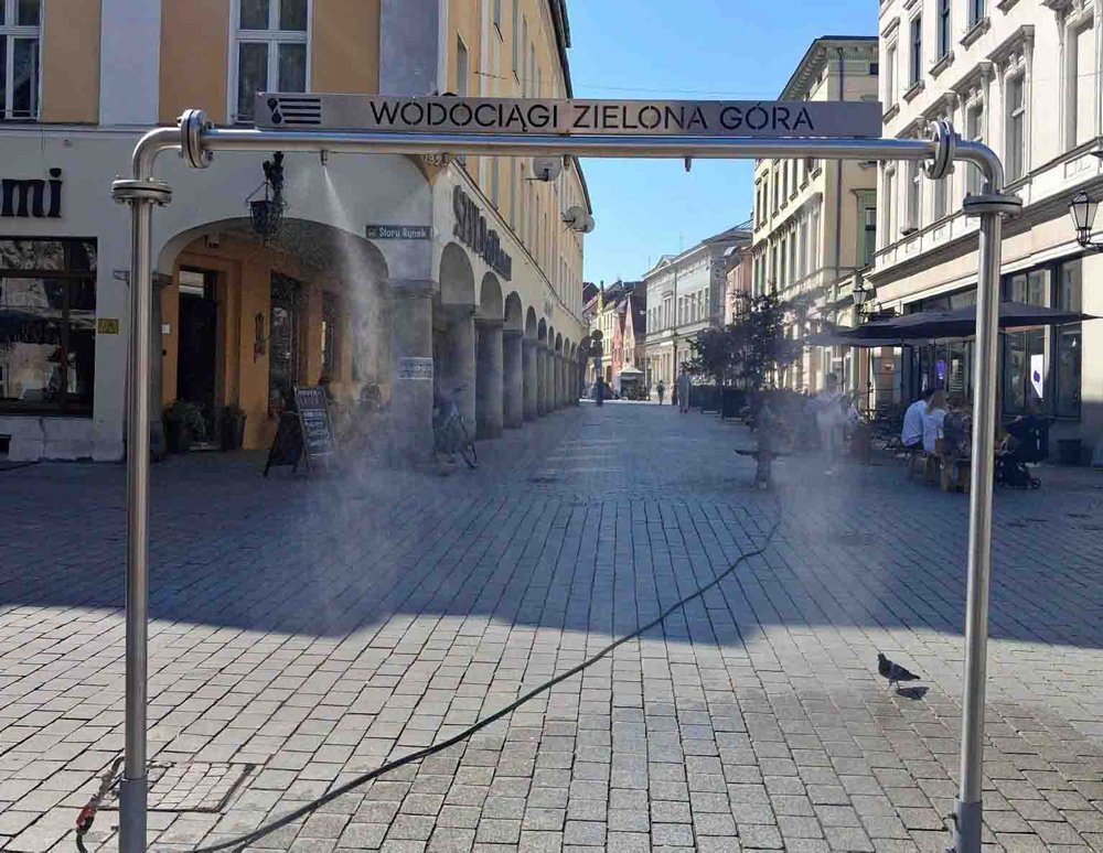 Zielona Góra. Brawo ekipa Wodociągów. Sami skonstruowali kurtynę wodą z poidełkiem dla czworonogów (ZDJĘCIA)