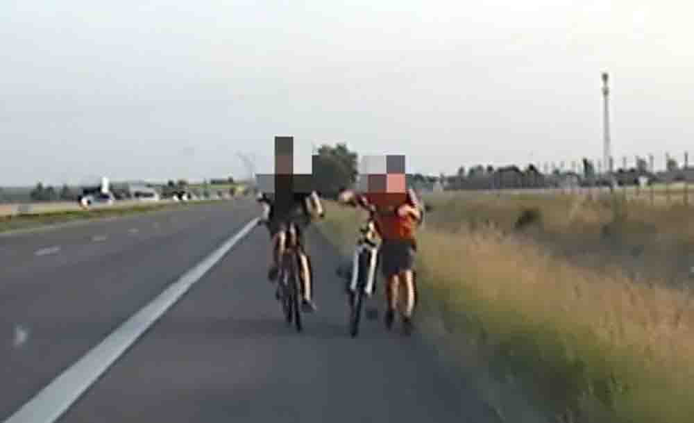 Dzieci na rowerach jechały pod prąd drogą ekspresową. Mogło dojść do tragedii (FILM)