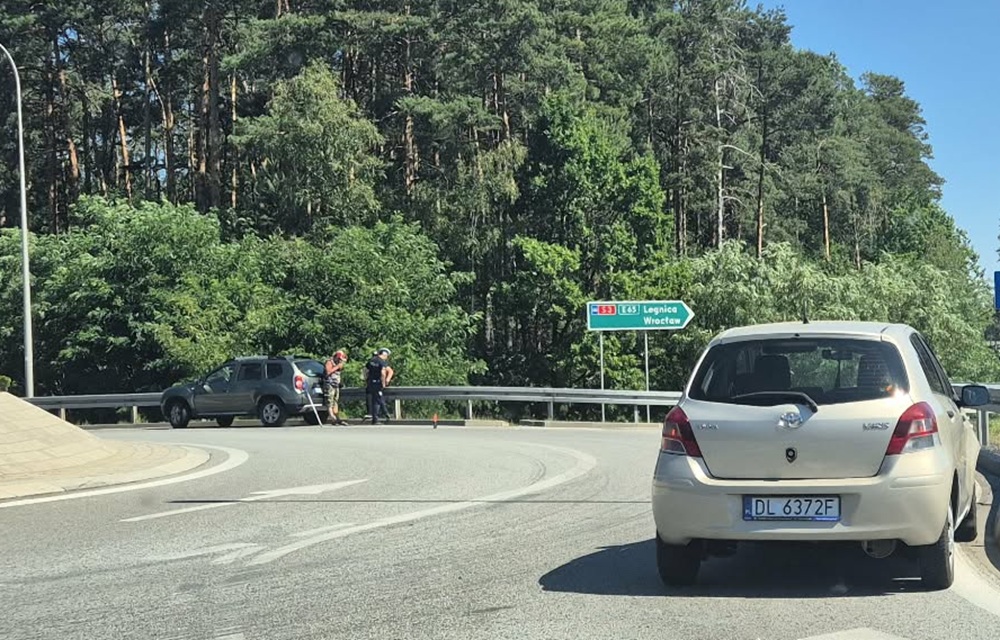 Zielona Góra. Toyota uderzyła w Dacię na rondzie (ZDJĘCIA CZYTELNIKA)