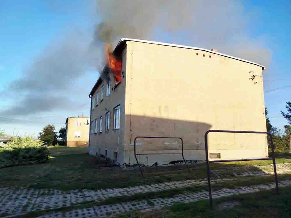 Pożar mieszkania w Przybyszowie koło Sławy. Z żywiołem walczy siedem zastępów strażaków