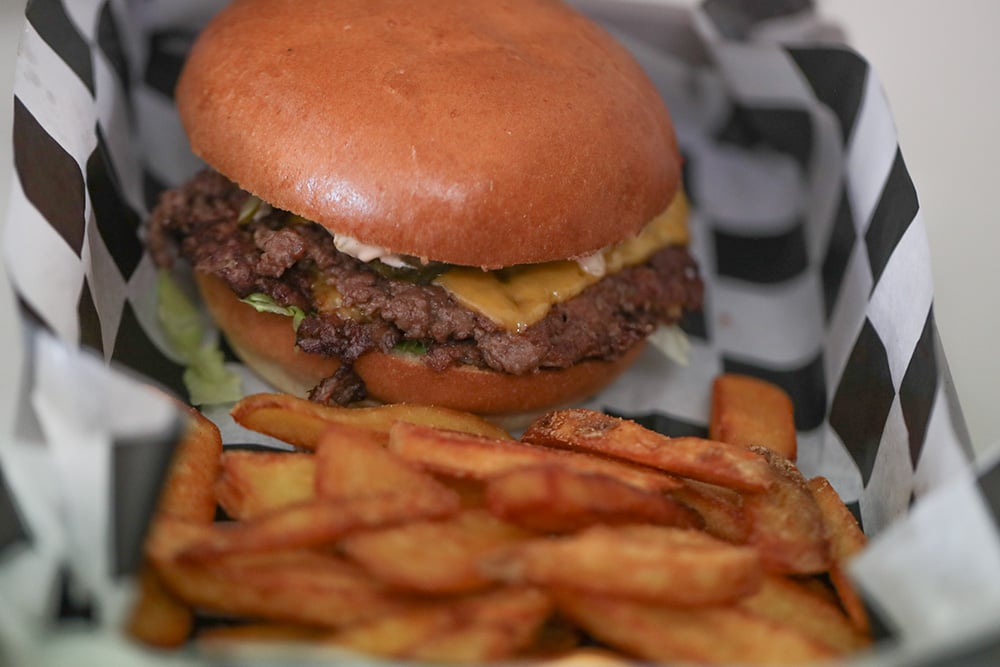 Burger Classic w Może Kebsa na Łężycy. Świetny skład, świetny smak i porządna porcja