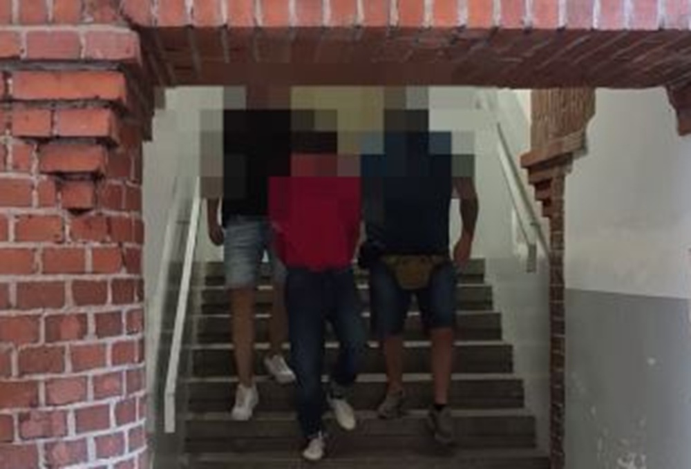 18-latek aresztowany za usiłowanie zabójstwa. Zaatakował kobietę nożem