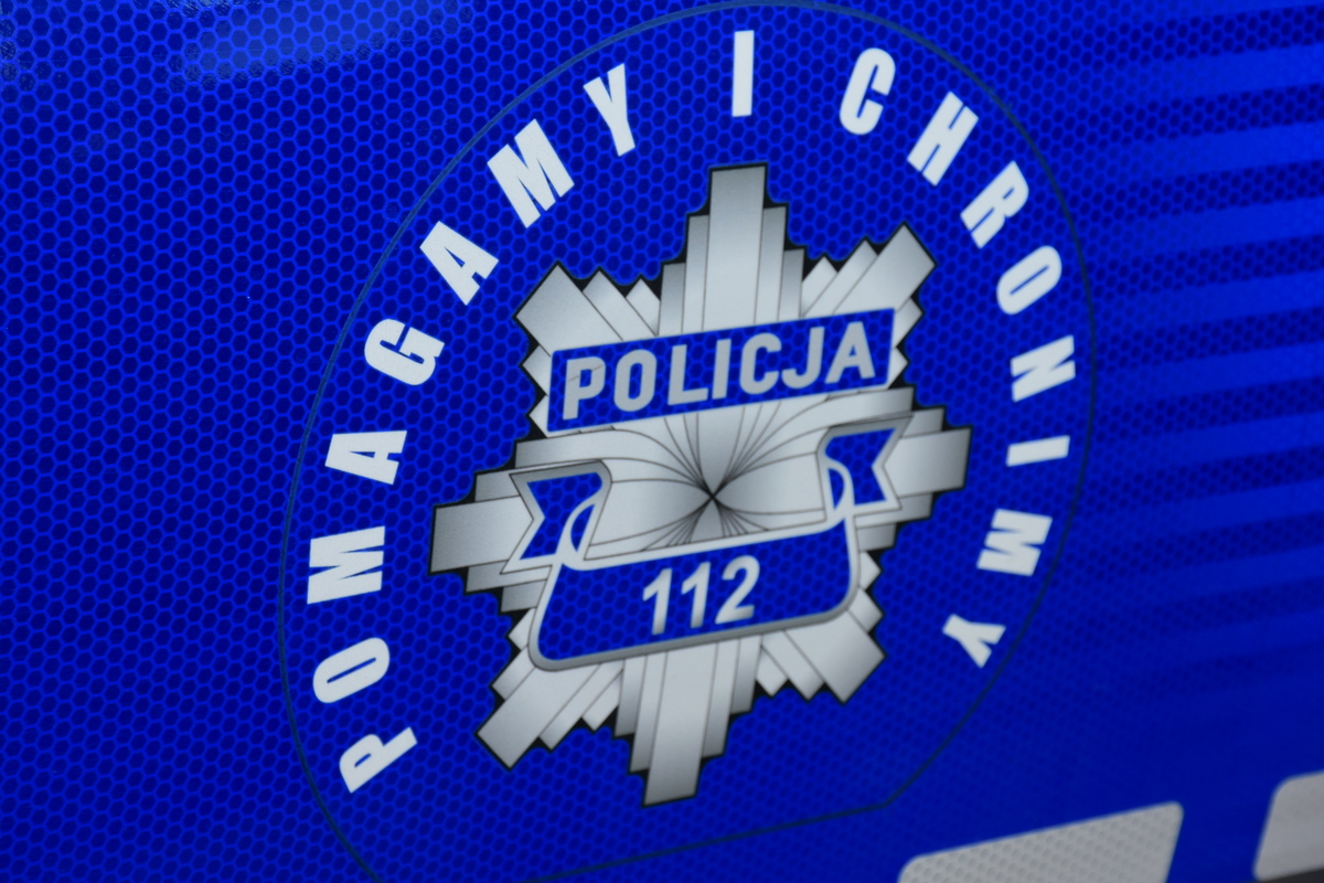Policjanci wybili szybę, by uratować 10-miesięczne dziecko uwięzione w samochodzie