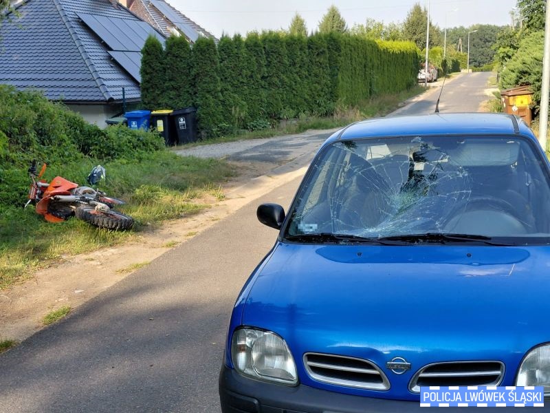 15-latek na crossie próbował uciec przed kontrolą. Potrącił strażnika leśnego i uderzył w auto