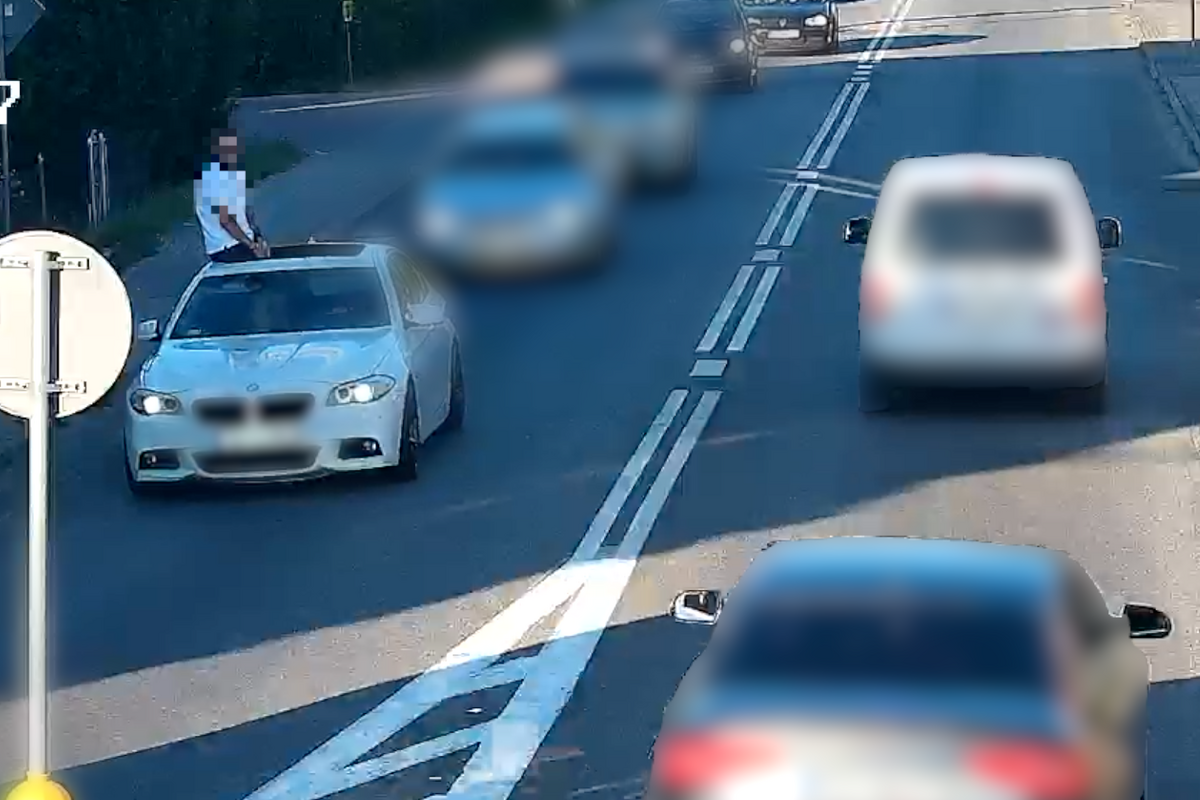 Pasażer siedział na dachu jadącego BMW. Policjanci zatrzymali kierowcę