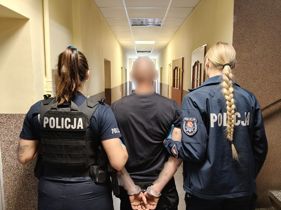 Włamał się do pustego mieszkania i zrobił sobie bazę na poddaszu. Straty sięgają 60 tys. zł