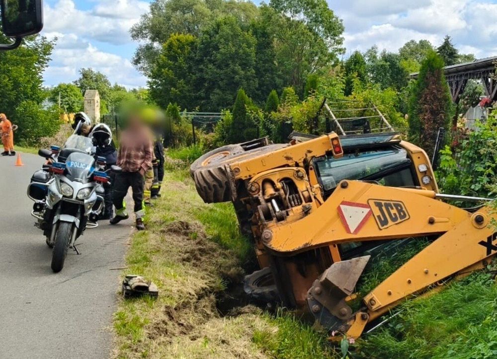 Ponad 3 promile i koparka w rowie. 43-latek może stracić sprzęt wart ponad 100 tys. zł