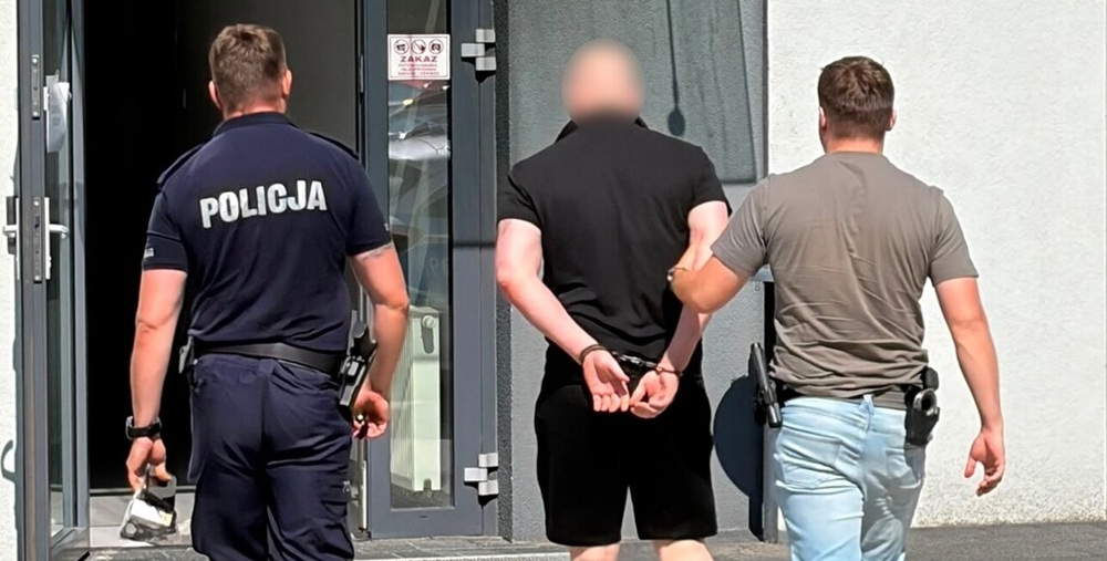 Poszukiwany przez trzy sądy zatrzymany za kierownicą. Miał narkotyki i dwa zakazy prowadzenia