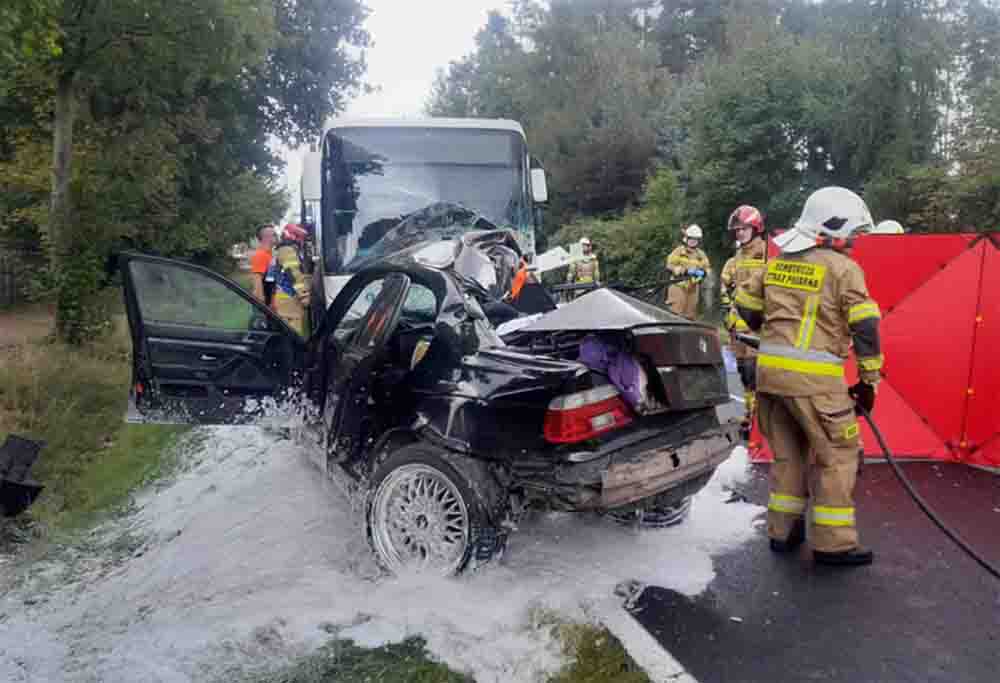 Tragiczny wypadek. BMW zderzyło się z autobusem. Nie żyją trzy młode osoby