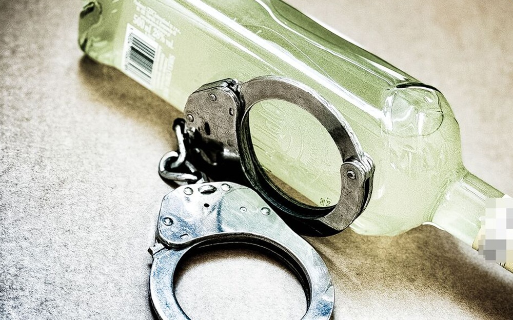 Schował się pod stertą ubrań. Policjanci odkryli, iż jest poszukiwany listem gończym